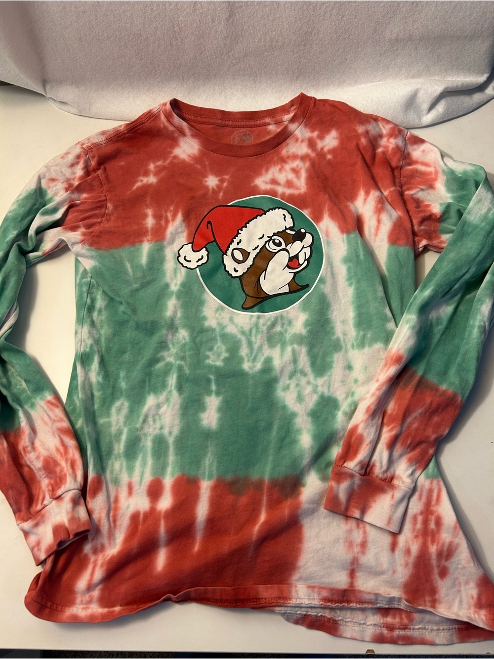 Buc-ee’s Holiday Tie-Dye Long Sleeve Tee in Red & Green with Festive Graphic